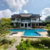 tampak depan villa eighty puncak