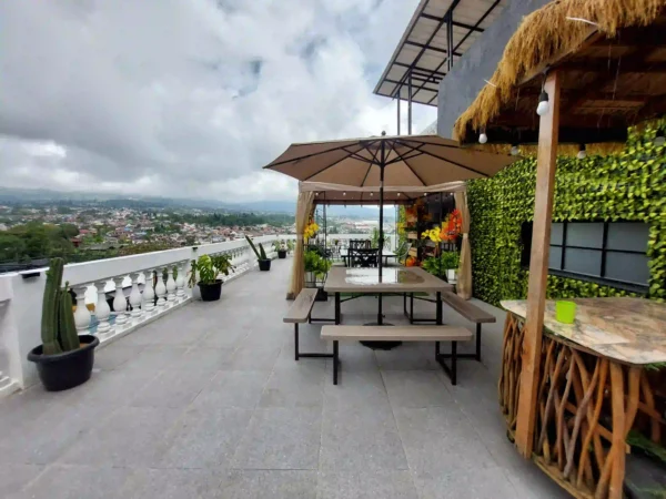 outdoor dinning area villa malini 12