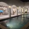 kolam saat malam hari villa sellyna puncak