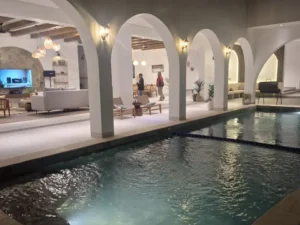 kolam saat malam hari villa sellyna puncak