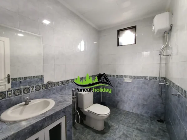 kamar mandi villa malini 5 puncak