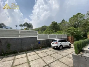 halaman parkir Villa Aqila