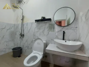 kamar mandi utama Villa Father Puncak