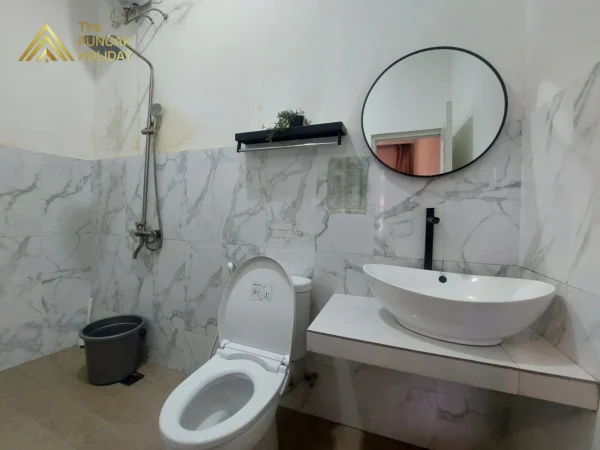 Villa Father kamar mandi utama Villa Father Puncak