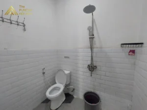 Kamar mandi with shower Villa Father Puncak