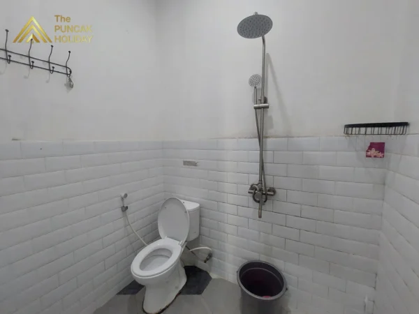 Villa Father Kamar mandi with shower Villa Father Puncak
