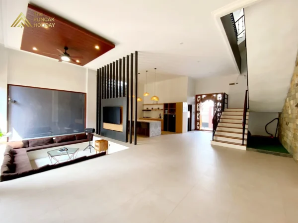 ruangan luas villa flower