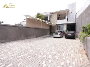 Parkiran Villa Naura Puncak