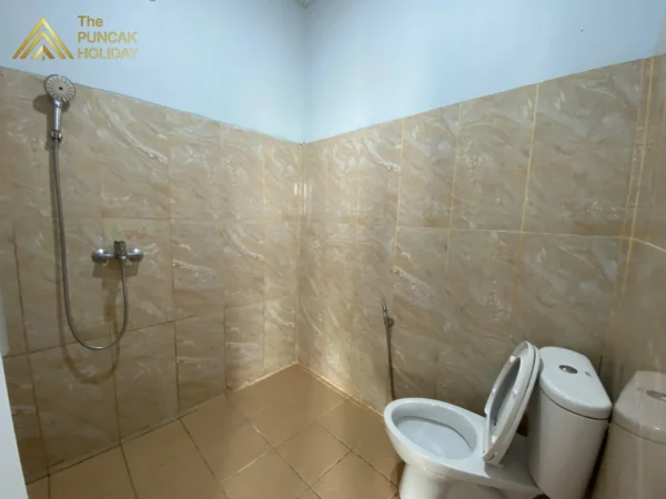 Villa Deras Puncak kamar mandi Villa deras puncak
