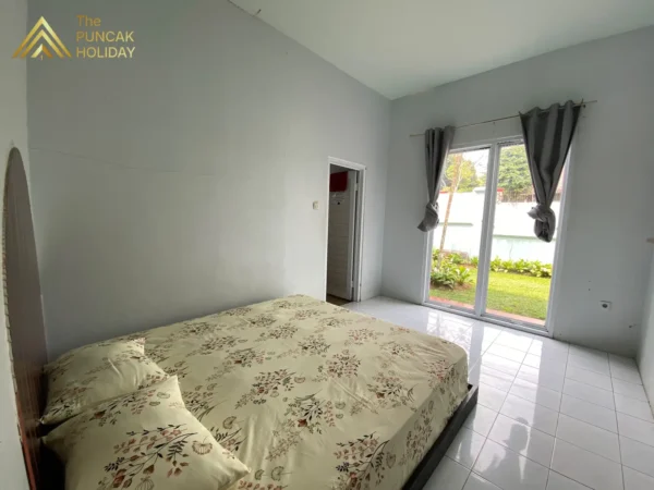 Villa Deras Puncak kasur dalam kamar Villa deras puncak