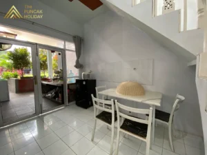 meja makan Villa deras puncak