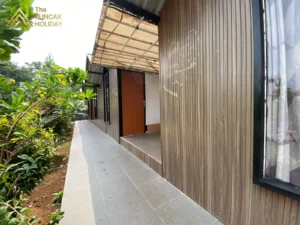 ruangan dari samping Villa deras puncak