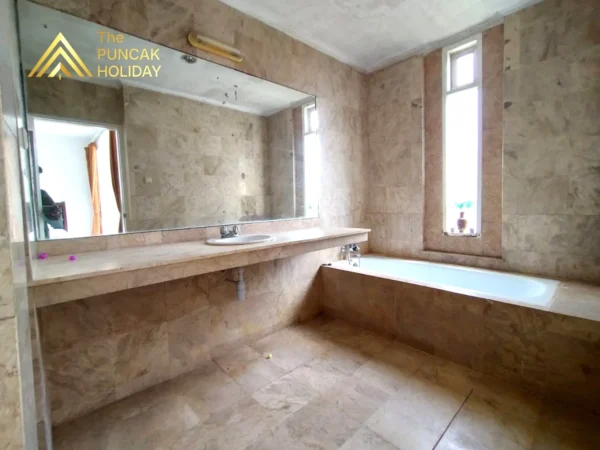 kamar mandi dengan bathub