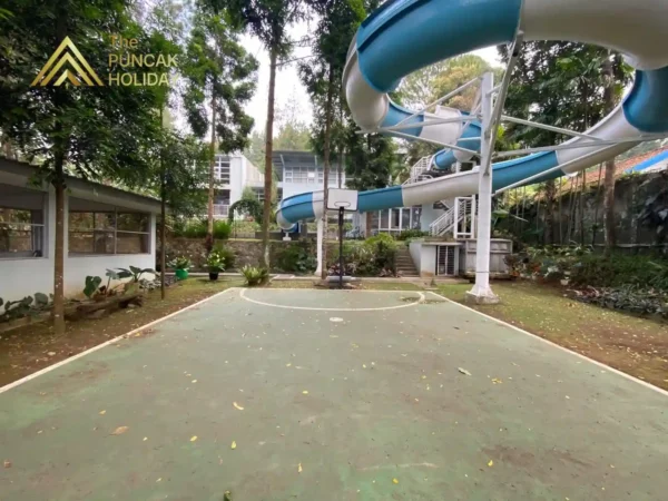 Villa Waterboom puncak lapangan basket